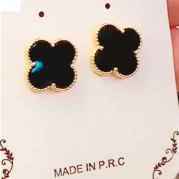 Beautiful Gold pleated earrings brand new - Picture 2 of 3